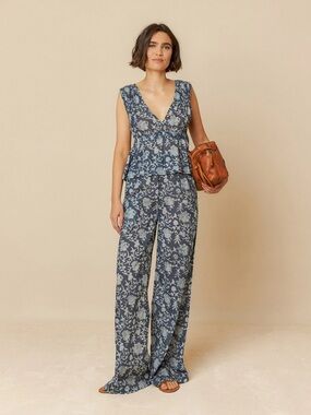 Indi & Cold | NWT Navy and White Floral V-Neck Tank Top